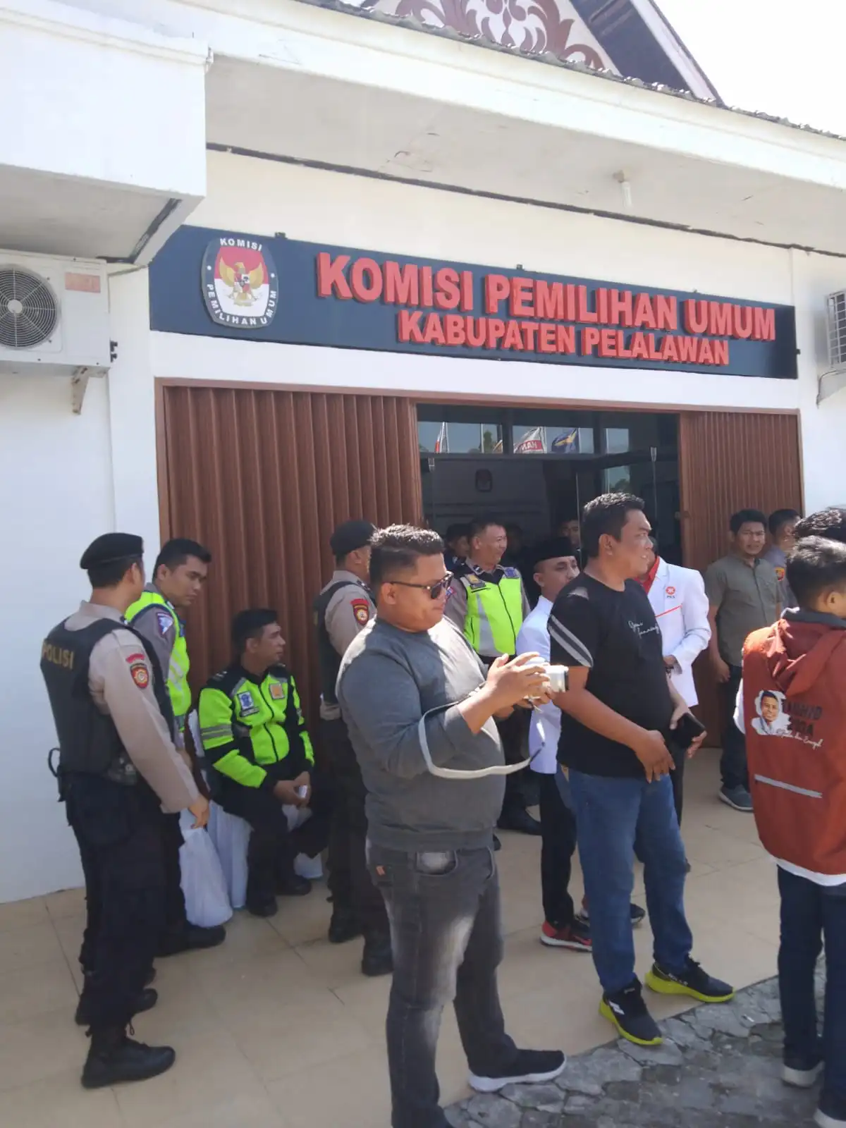Pastikan Kondisi Aman, Polsek Pangkalan Kerinci Patroli di Kantor KPU 